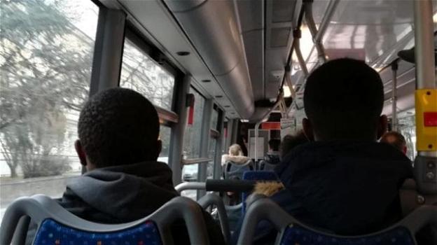Treviso, 11enne bullizzato nel pulmino della scuola: "i neri si siedono davanti". La madre: "abbiate fiducia nel bene"