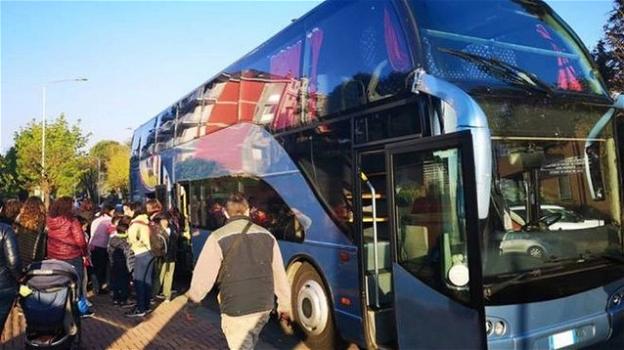Lecce, sorpresa al ritorno della gita scolastica: trovato migrante tra le valigie nel bus