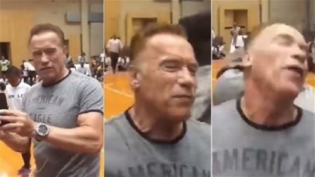 Aggressione per Arnold Schwarzenegger, colpito alla schiena