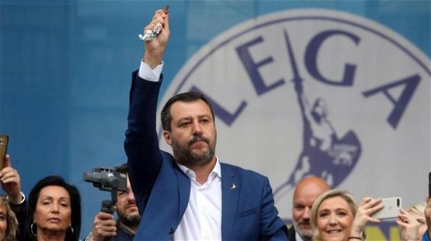 Milano, Salvini durante il comizio in cui parla di porti chiusi mostra il rosario