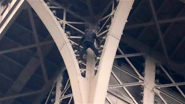 Parigi, dalla Tour Eiffel un uomo minaccia il suicidio