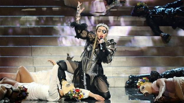Madonna stona all’Eurovision, ma il video viene ritoccato. La rete reagisce