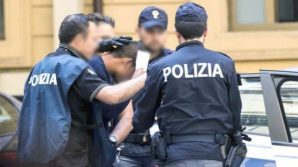 Torino, fermato per un controllo stacca a morsi il dito di un poliziotto