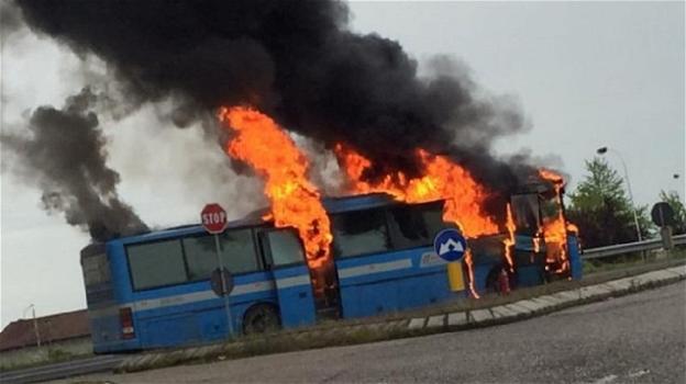 Paura a Rovigo, autobus con 20 studenti va a fuoco