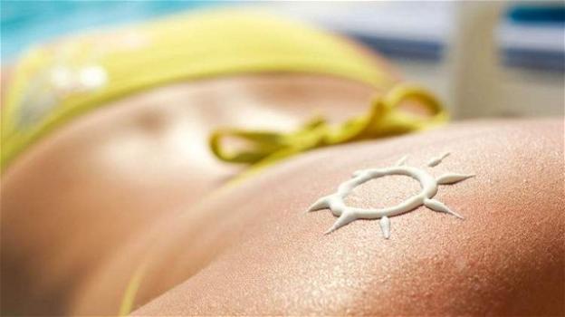 Melanoma: aumentano i rischi tra i giovani, il 39% non mette la crema in spiaggia