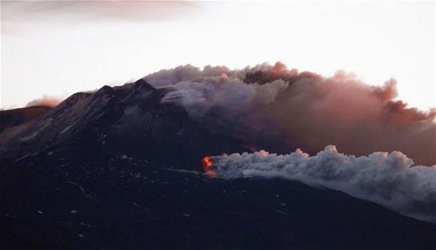 L’Etna torna in eruzione, colate laviche e tremore vulcanico. L’Ingv avverte: “Controllare i flussi di turisti in zona”
