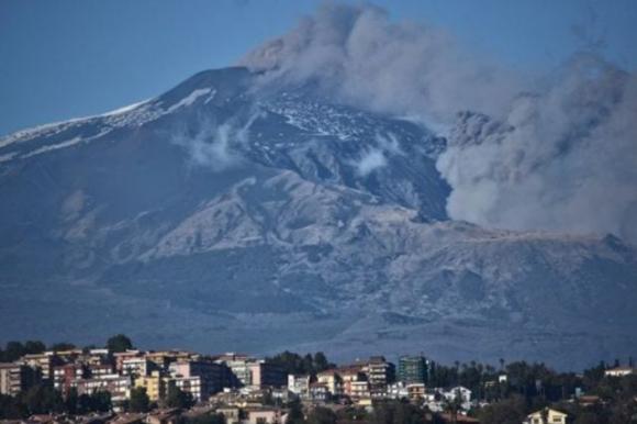 L’Etna torna in eruzione, colate laviche e tremore vulcanico. L’Ingv avverte: “Controllare i flussi di turisti in zona”