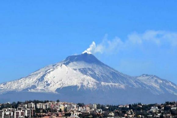L’Etna torna in eruzione, colate laviche e tremore vulcanico. L’Ingv avverte: “Controllare i flussi di turisti in zona”