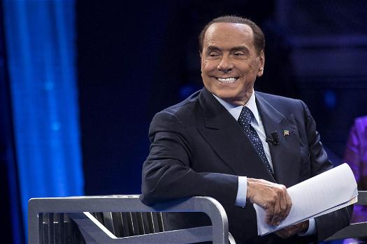 Berlusconi senza freni: “Prima me ne facevo sei a sera, oggi dopo la terza mi addormento”