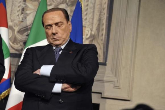 Berlusconi senza freni: “Prima me ne facevo sei a sera, oggi dopo la terza mi addormento”