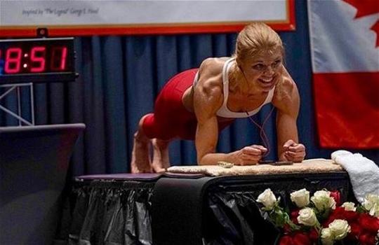 Maestra di yoga stabilisce il record mondiale di planking: 4 ore e 20 minuti nella stessa posizione