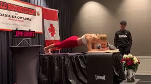 Maestra di yoga stabilisce il record mondiale di planking: 4 ore e 20 minuti nella stessa posizione
