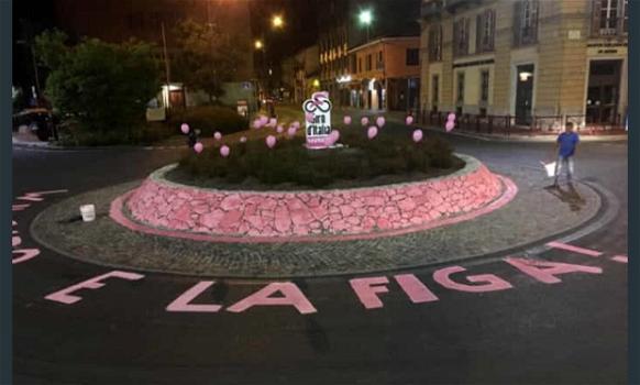 Di nuovo scritto “W la Fi..” sulla strada del Giro d’Italia, stavolta nella rotonda di Ivrea. Caccia all’autore