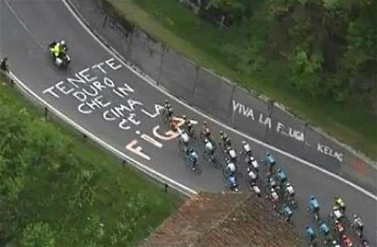 Giro d’Italia, durante la tappa spunta la scritta: “Tenete duro, che in cima c’è la f**a!”