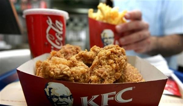 Si finge ispettore del cibo e mangia da KFC gratis per un anno