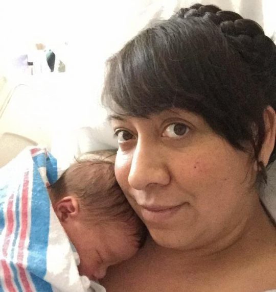Posta foto del figlio con in mano il contraccettivo che avrebbe dovuto impedirne il concepimento