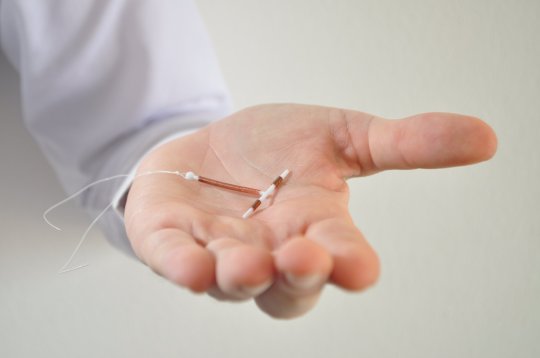 Posta foto del figlio con in mano il contraccettivo che avrebbe dovuto impedirne il concepimento