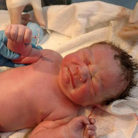Posta foto del figlio con in mano il contraccettivo che avrebbe dovuto impedirne il concepimento