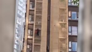 Nonna 80enne scala un palazzo a mani nude: il video