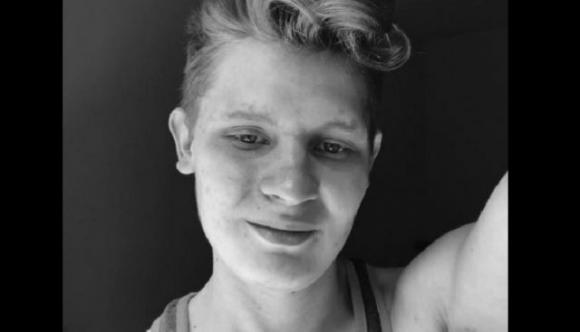 Si evira per diventare un “nullo”. La storia di Trent Gates