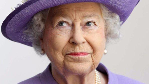 Da regina d’Inghilterra a influencer: Elisabetta II cerca un social media manager
