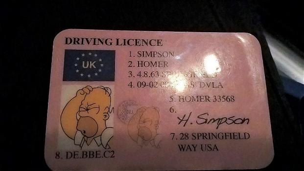 Inghilterra, guida con la patente falsa di Homer Simpson: denunciato