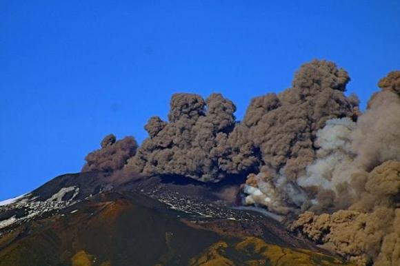 L’Etna torna in eruzione, colate laviche e tremore vulcanico. L’Ingv avverte: “Controllare i flussi di turisti in zona”