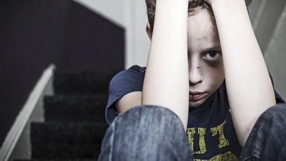 Le agghiaccianti parole di un bimbo di 8 anni abusato dal vicino di casa: “Mamma, mi sento sporco…”