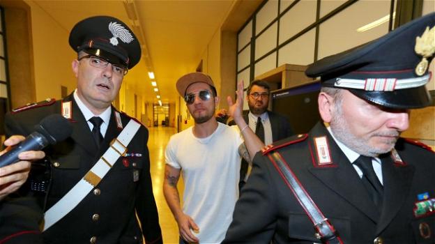 Milano, il giudice non convalida l’arresto per furto aggravato di Marco Carta