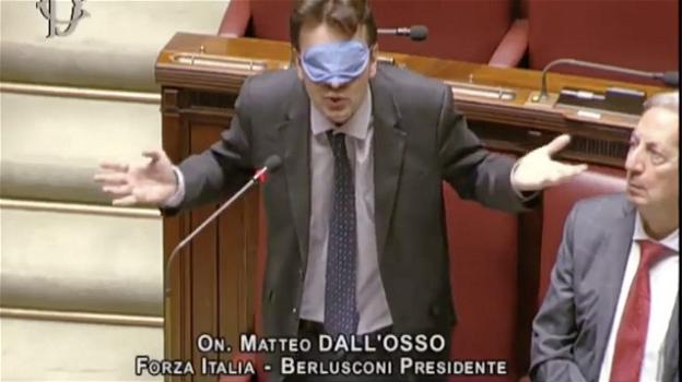 Matteo Dall’Osso interviene in aula bendato: malato di sclerosi multipla, chiede di non tagliare i fondi per i malati