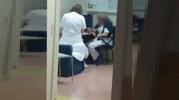 Napoli, neonato piange a dirotto in ospedale: le infermiere lo ignorano e si mettono lo smalto