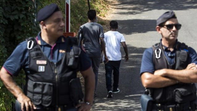 Frosinone, gli immigrati vogliono pure soldi e si scontrano con i poliziotti