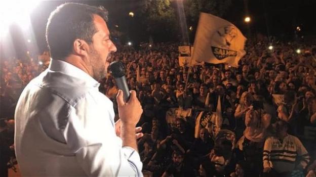Ragazzo picchiato dai leghisti e deriso da Matteo Salvini: "Lasciatelo da solo poverino, un applauso al comunista"