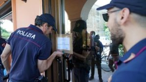 Torino, ladro moldavo ucciso dal tabaccaio: autopsia contraddice la versione dell’uomo