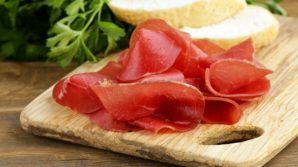 La bresaola è il cibo che rende più felici del cioccolato, parola di scienza!