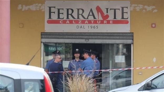 Palermo, uccide l’ex moglie con un taglierino e ferisce il figlio: il 14enne difende il padre