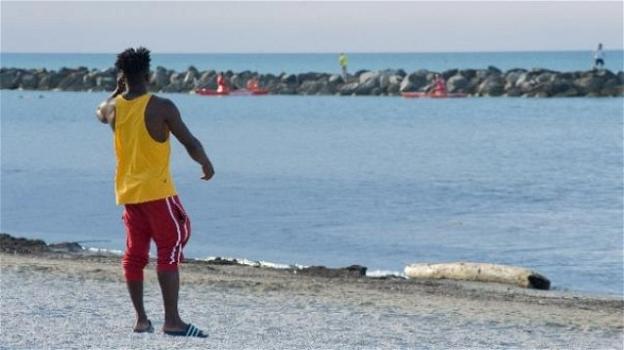Latina, giovane migrante salva due bambini in mare
