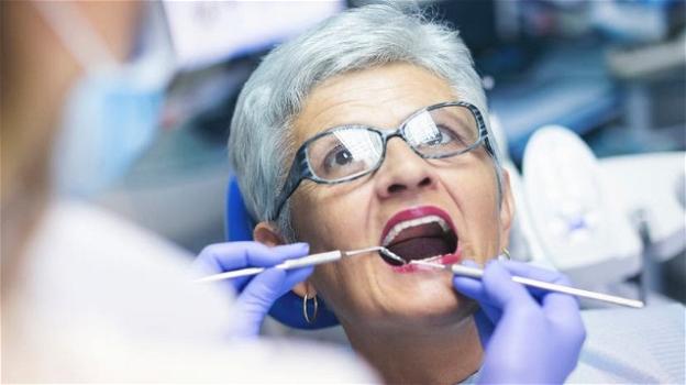 Alzheimer: lavarsi i denti può tardarne la comparsa