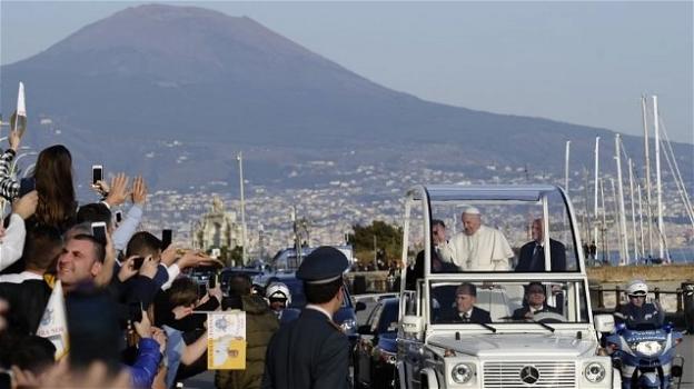 Napoli: l’arrivo di Papa Francesco in città e l’emozione dei fedeli