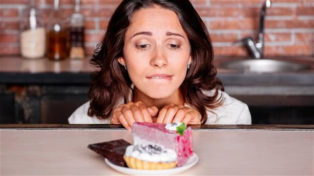 Mangiare meno o saltare i pasti non fa dimagrire. Lo dice la scienza