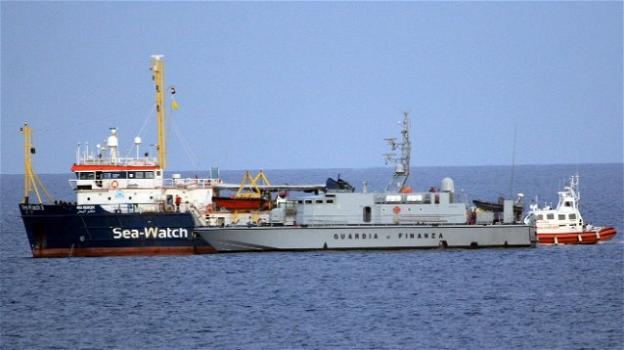 La Sea Watch forza il posto di blocco e si avvia verso Lampedusa