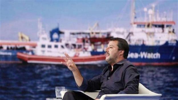 Salvini prepara lo "scontro" totale con l’Europa. E intanto vola nei sondaggi