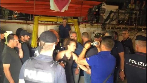La Sea Watch 3 attracca a Lampedusa: capitana Carola arrestata