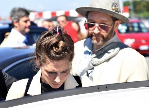 Amanda Knox a Milano per la prima volta dopo l’assoluzione. Accerchiata dai giornalisti: “Sono una donna libera”