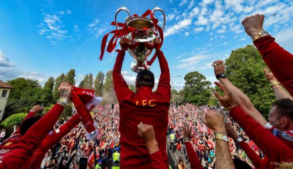 Tifoso del Liverpool in finale esagera nei festeggiamenti