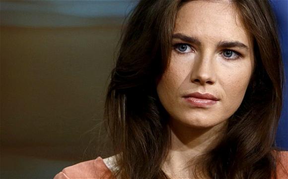 Amanda Knox a Milano per la prima volta dopo l’assoluzione. Accerchiata dai giornalisti: “Sono una donna libera”