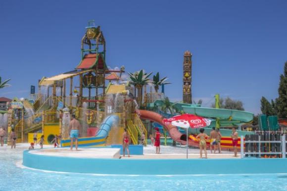 Bimbo morto a Mirabilandia, aveva solo 4 anni: “È caduto in piscina, forse attratto dalla baby dance”