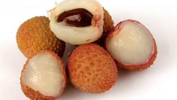 Litchi, è strage di bambini morti dopo averlo mangiato: questo frutto tropicale può essere molto pericoloso