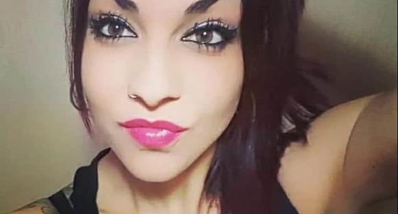Lui la lascia, lei gli chiede un ultimo bacio e in quel momento gli strappa la lingua a morsi