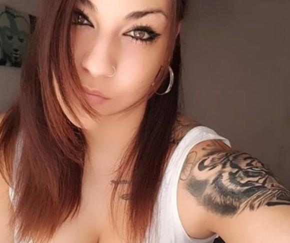 Lui la lascia, lei gli chiede un ultimo bacio e in quel momento gli strappa la lingua a morsi